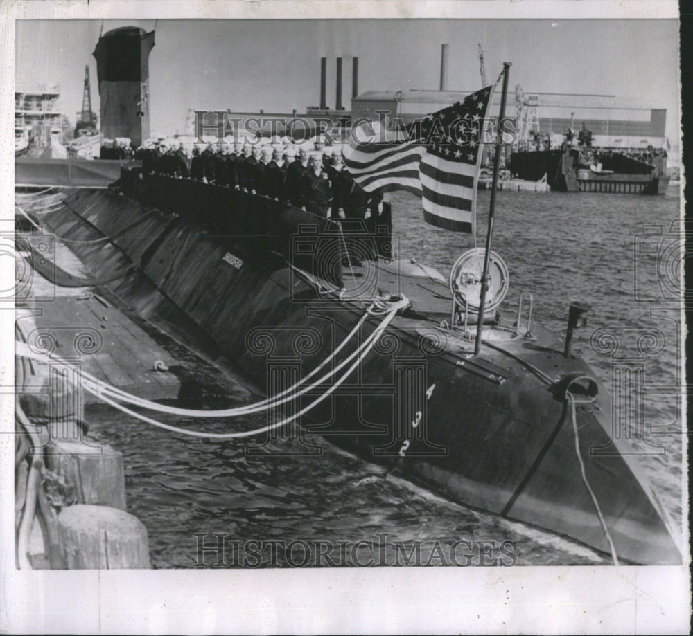 1958 Press Photo USS Swordfish Crewmen Salute Colors