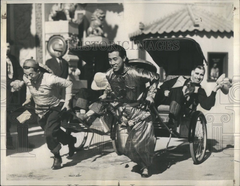 1939 Press Photo merry time rickshaw men racing