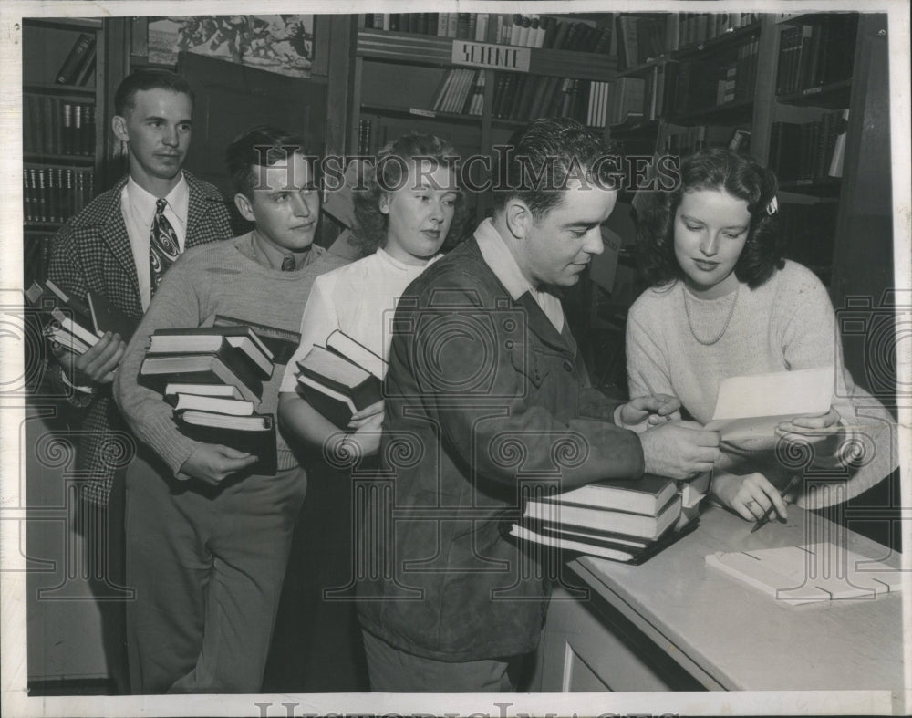 1944 Press Photo TEXTBOOKS FOR VETERANS free