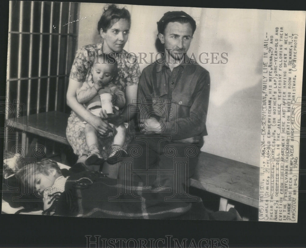 1946 Press Photo Ex service man and his family