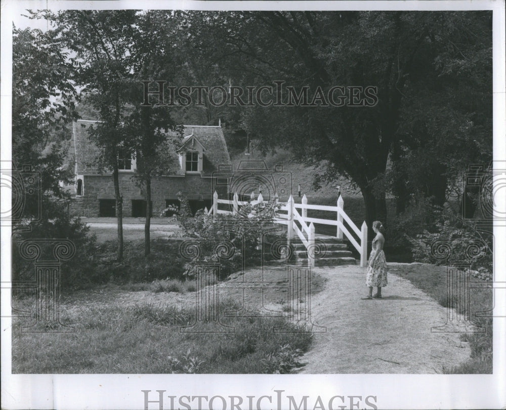 1958 Press Photo Sharp Contrast Villa Louis Stone Field