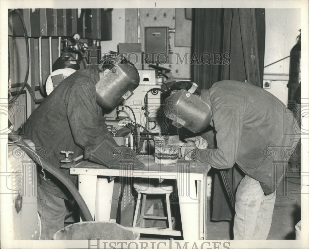 1971 Press Photo Inmates Welding Vocational Vienna