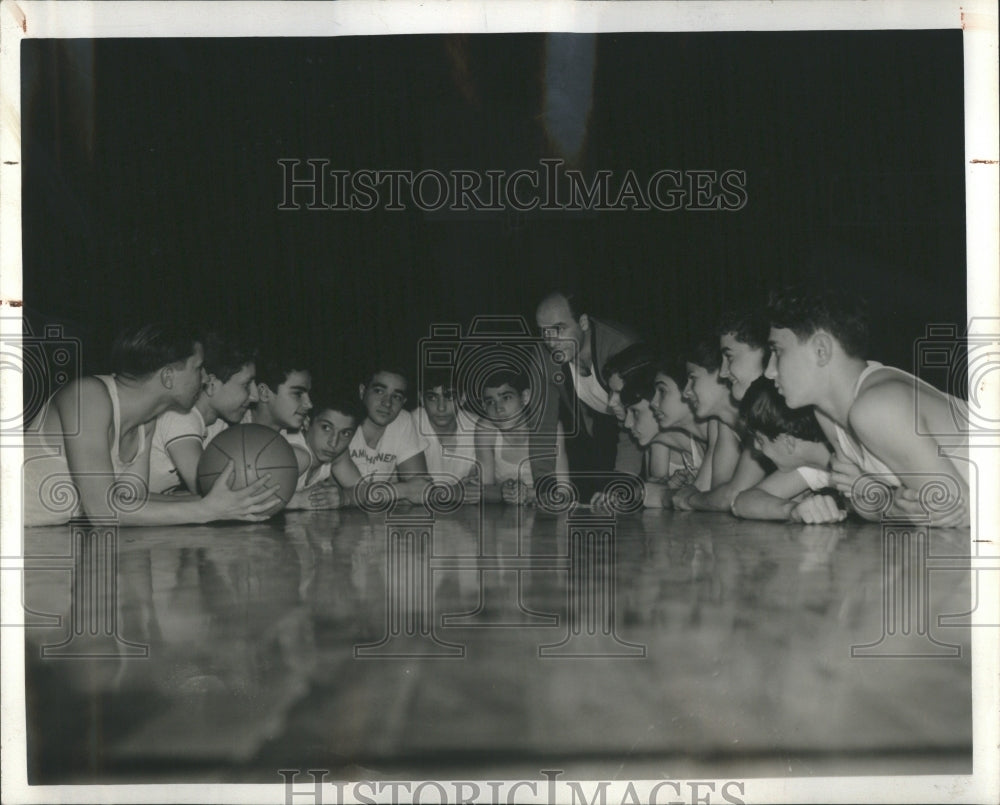 1942 Press Photo Levins teaching basketball fundamental