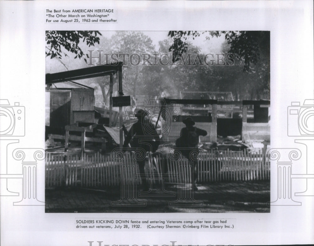 1932 Press Photo Soldier Fence Veteran Camp Tear Gas