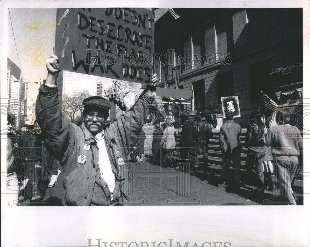 1989 Press Photo Protesters March Outside Art Exhibit