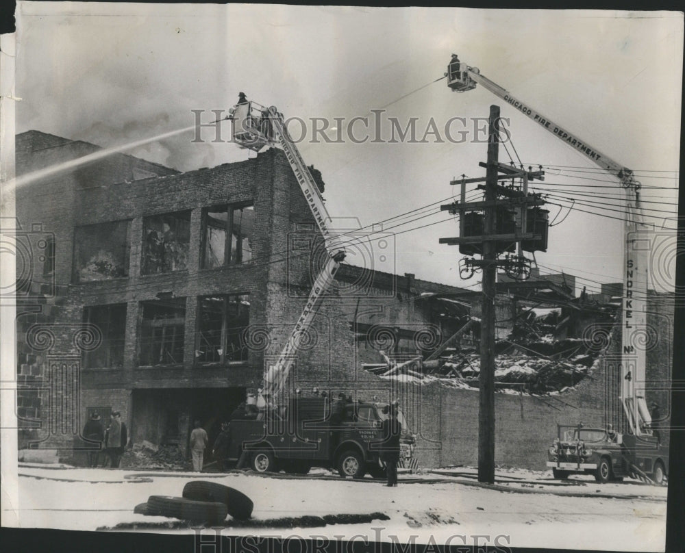 1965 Press Photo Fight Suspected Arson Fire Fireman