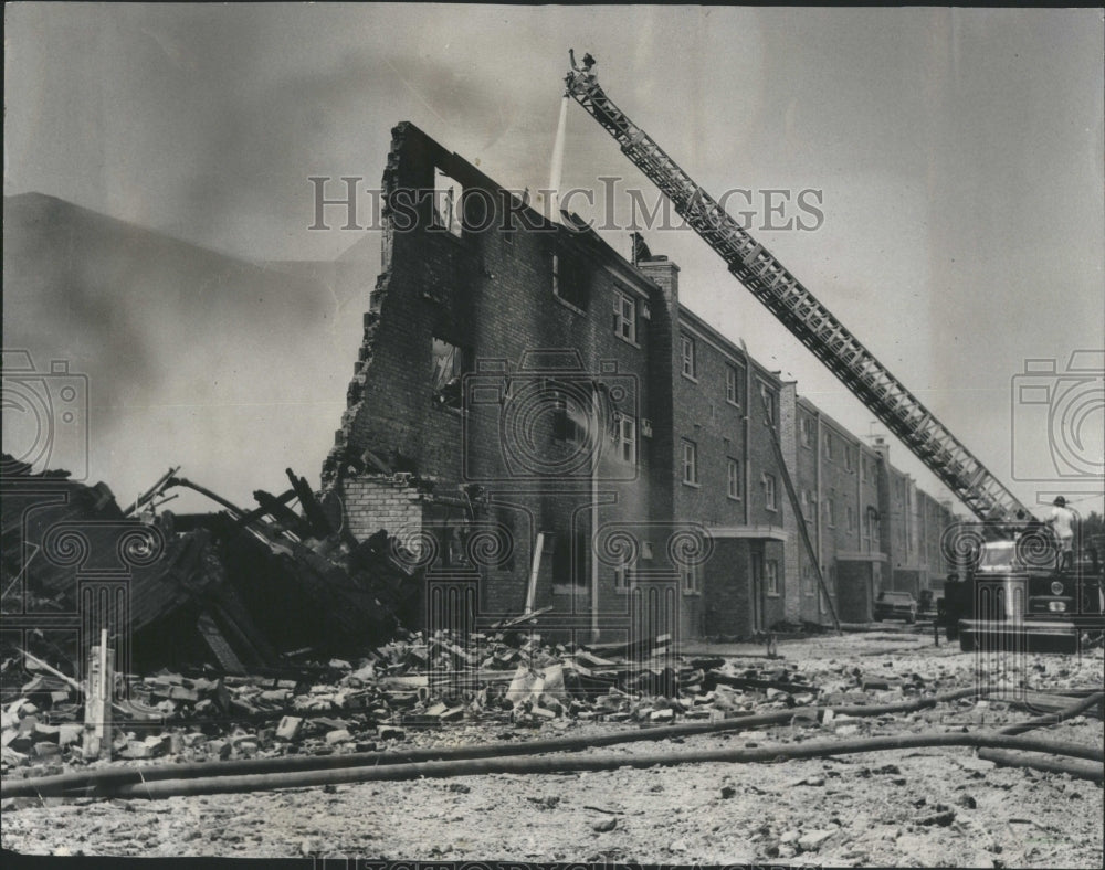 1996 Press Photo Suspect Arson Streams Blaze Ruins