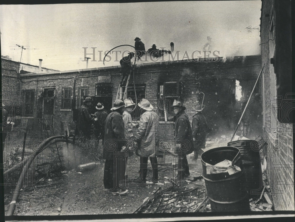 1972 Press Photo Arson Fireman Roof Battle Blaze Record