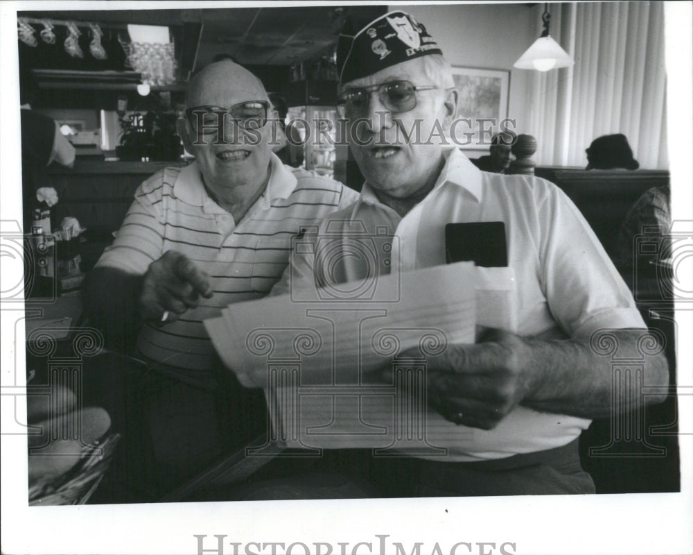 1992 Press Photo Veterans Norman Weiss Jim Wells Chat