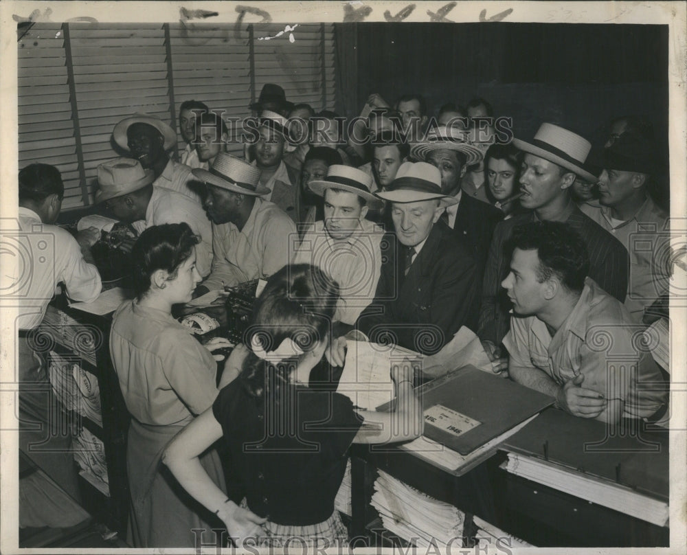 1946 Press Photo Terminal Leave Pay Crowds Veterans