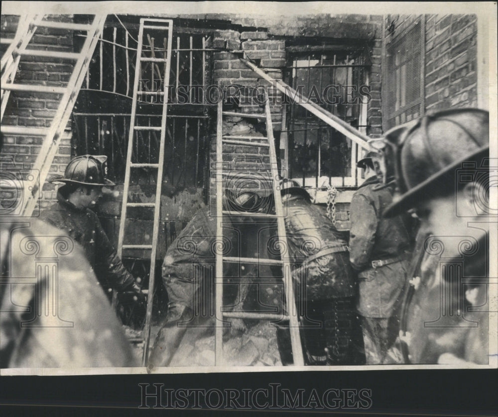 1972 Press Photo Fireman Wall Arson Ladders Holding