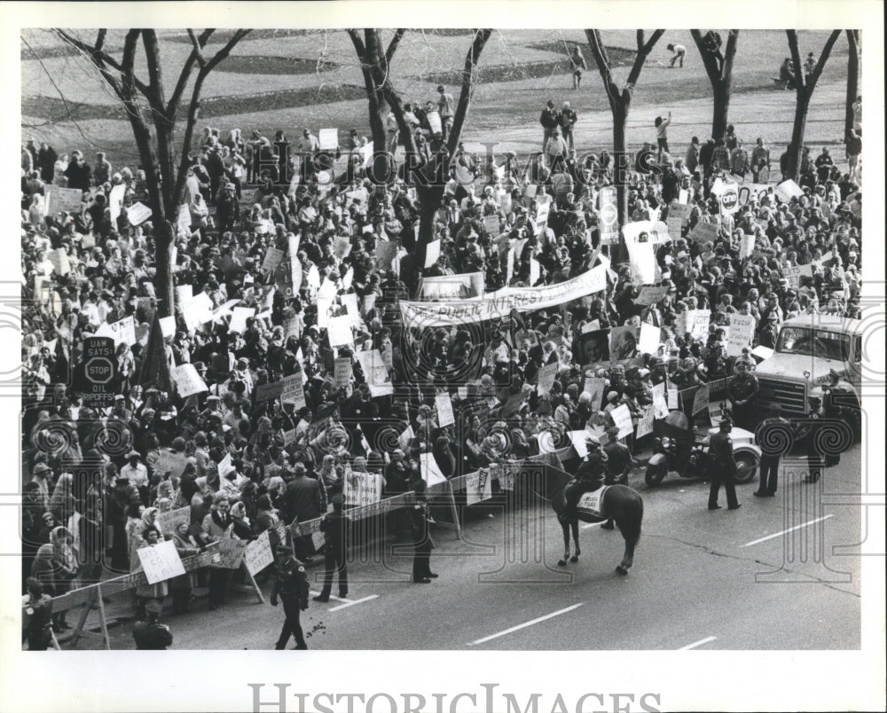 1981 Press Photo Protest High Oil Natural Gas Police