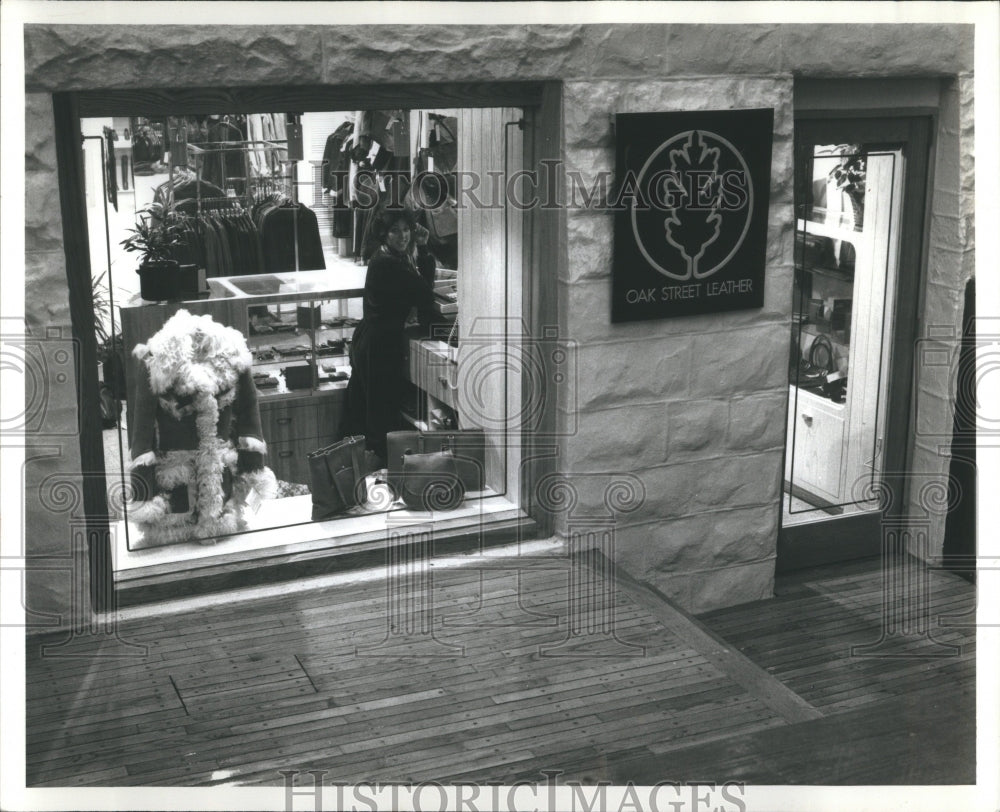 1977 Press Photo Oak Street Leather New Store