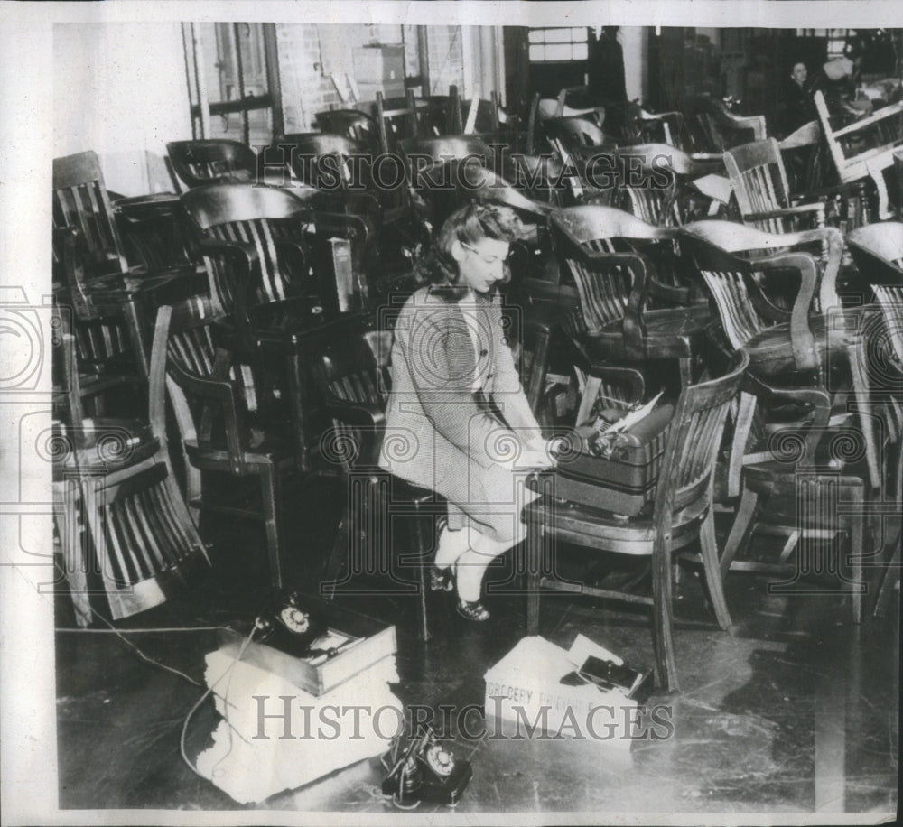 1946 Press Photo Brisky Jobs Desk Chair Employee