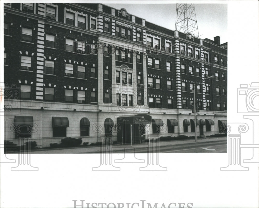 1995 Press Photo Oak Park Arms Retirement Home