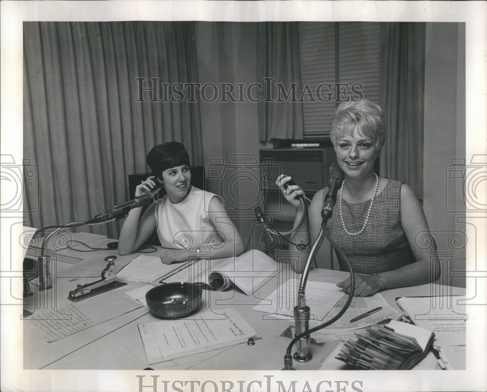 1967 Press Photo Secretaries Strike Jockies Disk Glory