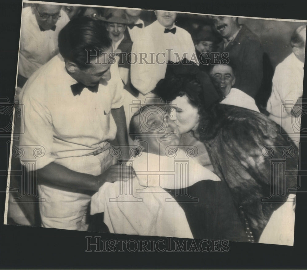 1943 Press Photo Creston Woods Husband Beard Kiss