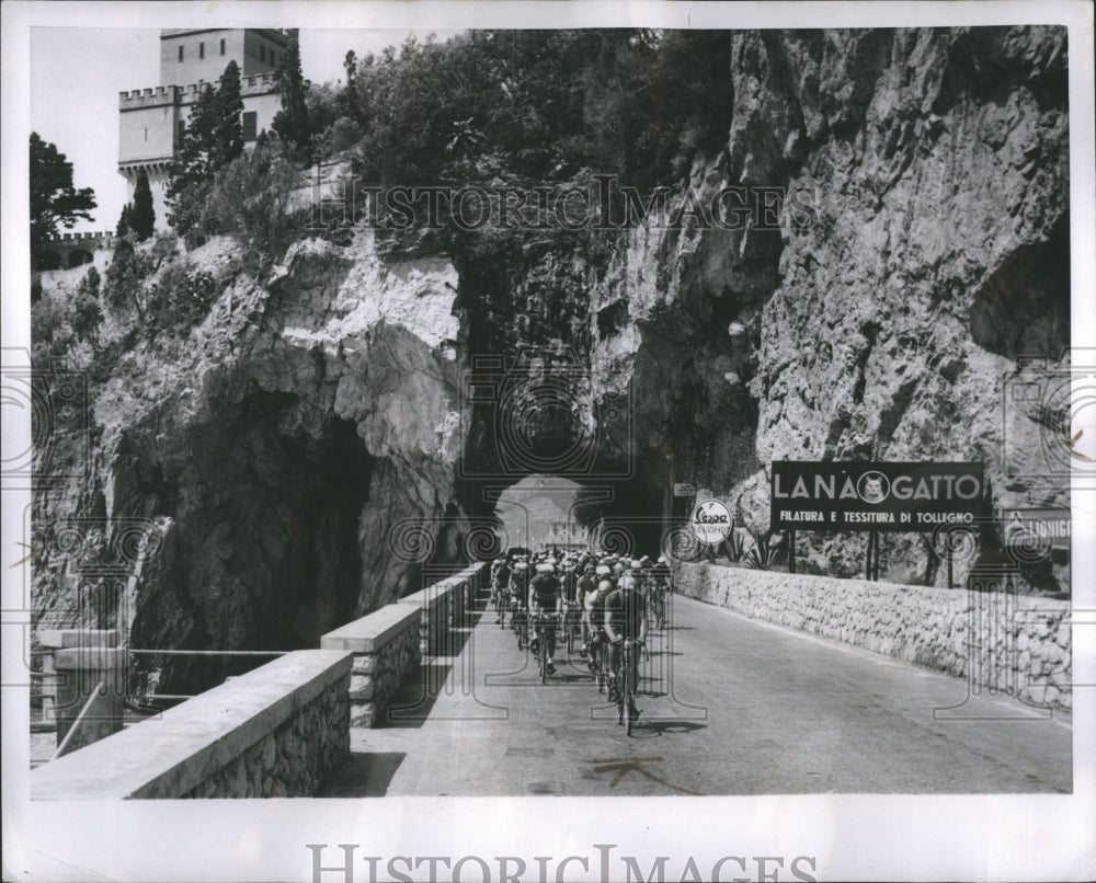 1951 Press Photo Wheeling Mountainside Cyclists