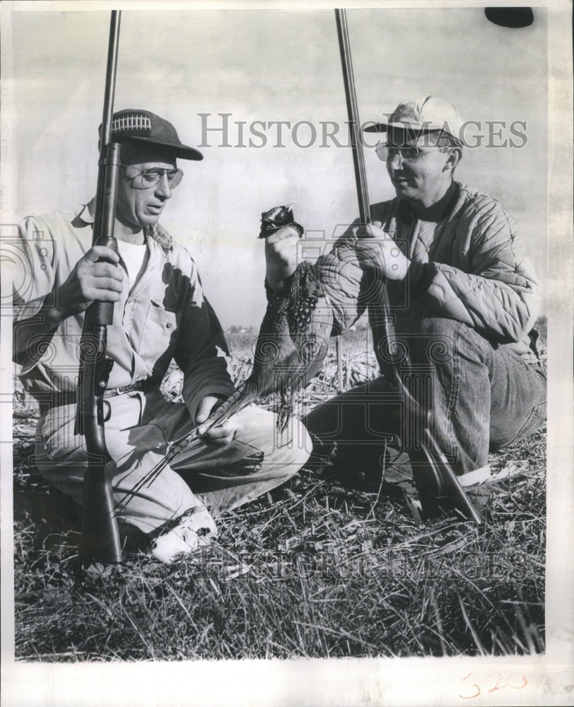 1960 Press Photo Howell Guns Magazine Edwards Chicago