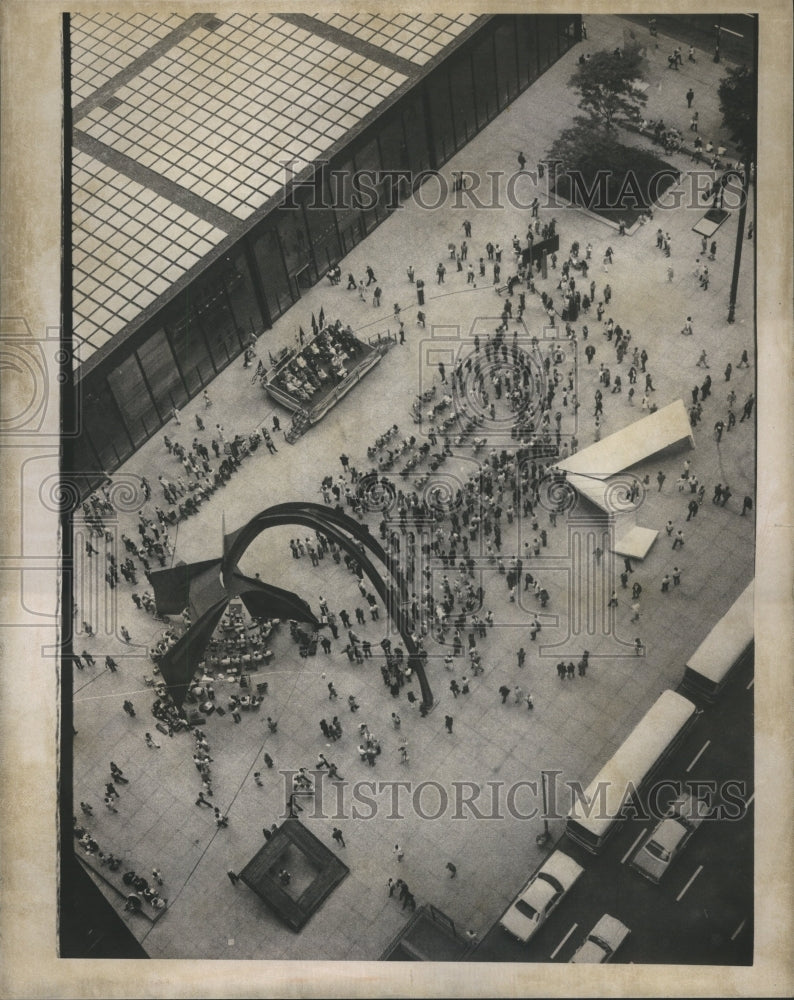 1975 Press Photo Federal Center Plaza