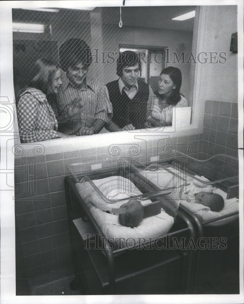 1975 Press Photo Window Families Brain Babies