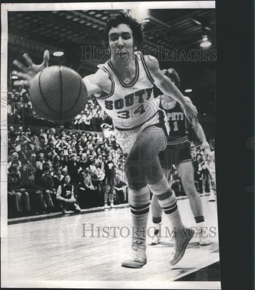 1975 Press Photo Player tries to save ball on court