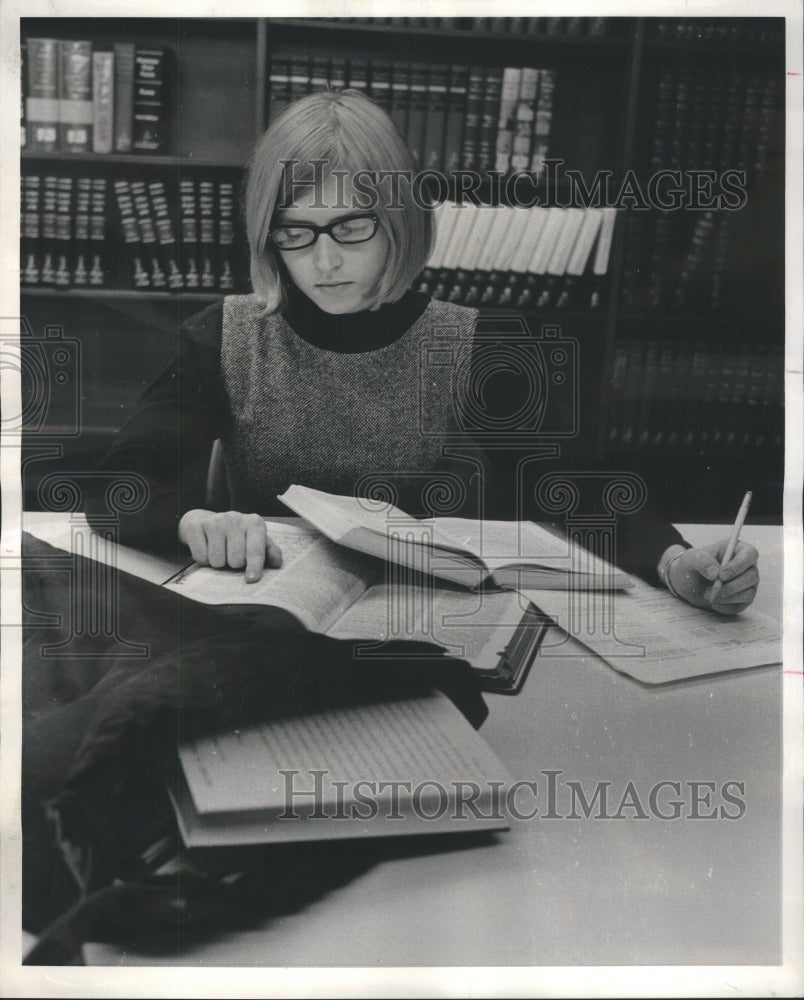 1964 Press Photo Sara St Park Forest Nursing Student