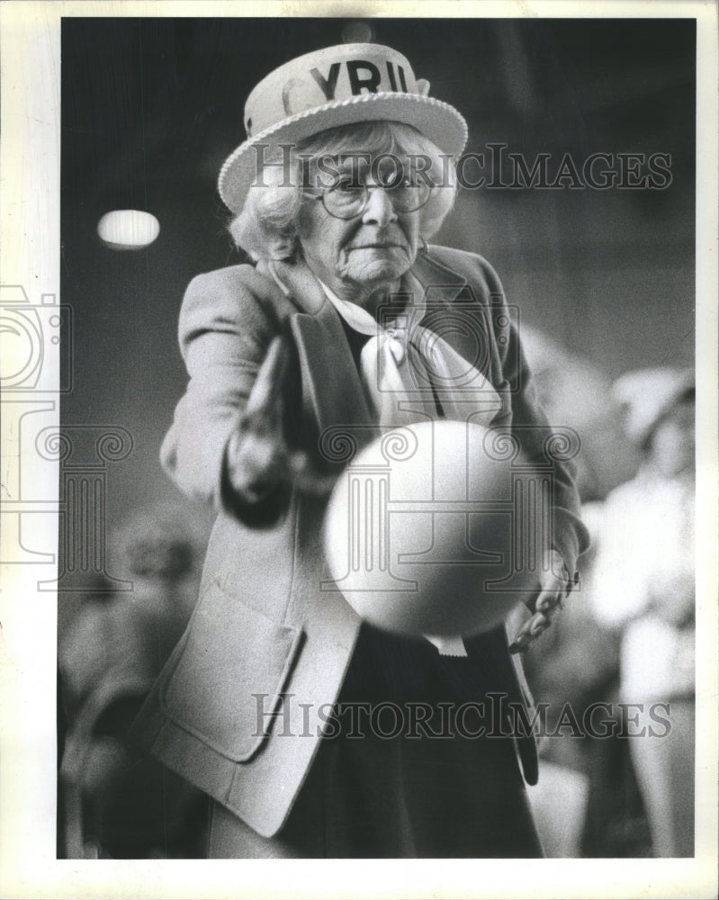 1984 Press Photo Elderly bowls in 10th Golden Olympics