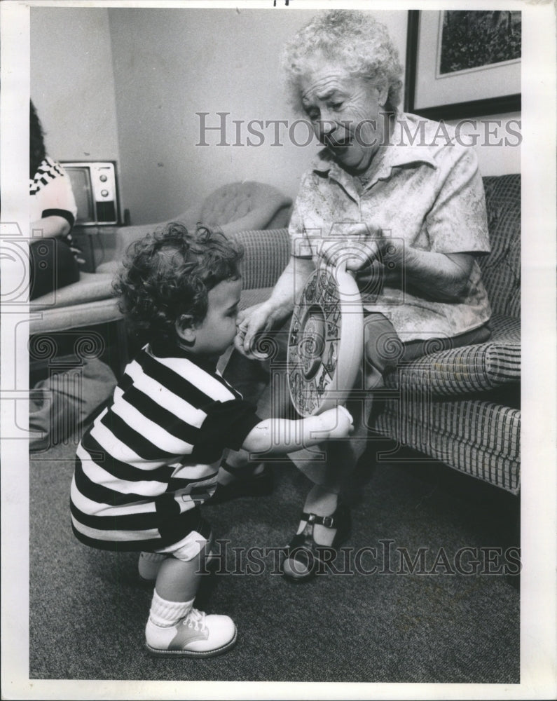 1989 Press Photo Danny Nelson Babies Buddies Elderly