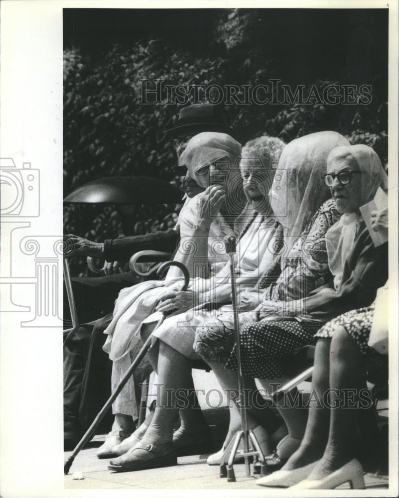 1982 Press Photo Senior Citizens at Rogers Park