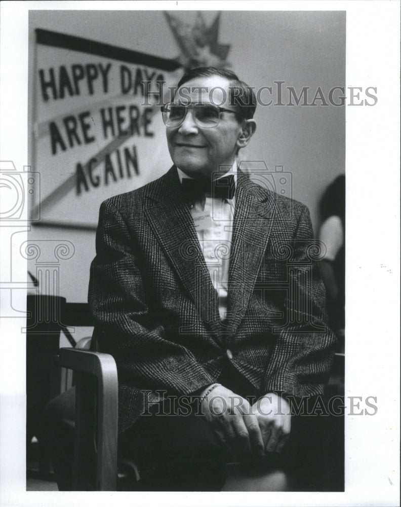 1993 Press Photo Senior enjoying music at concert