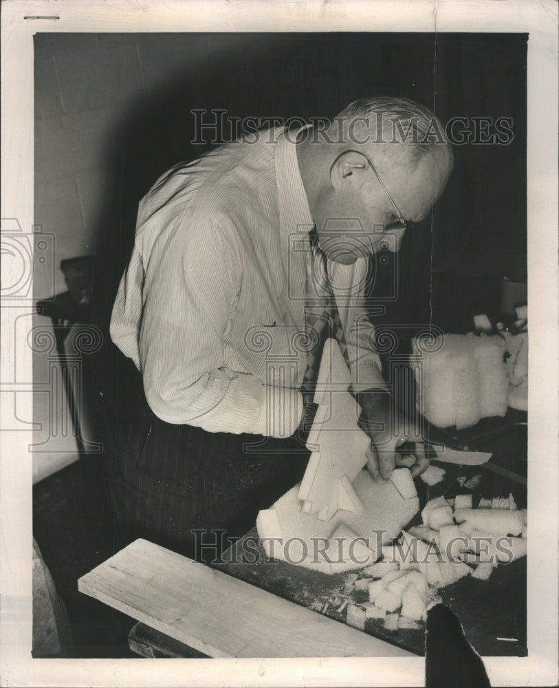 1954 Press Photo John Musial doing crafts