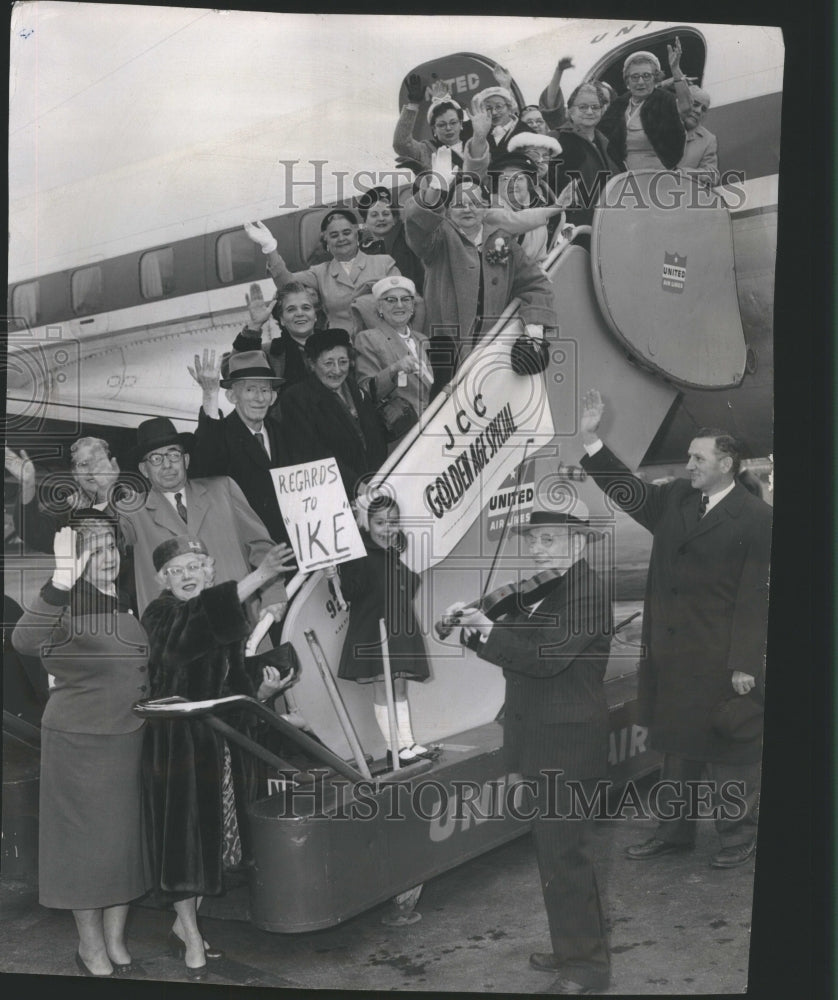 1957 Press Photo Chicago Golden Agers board plane to DC