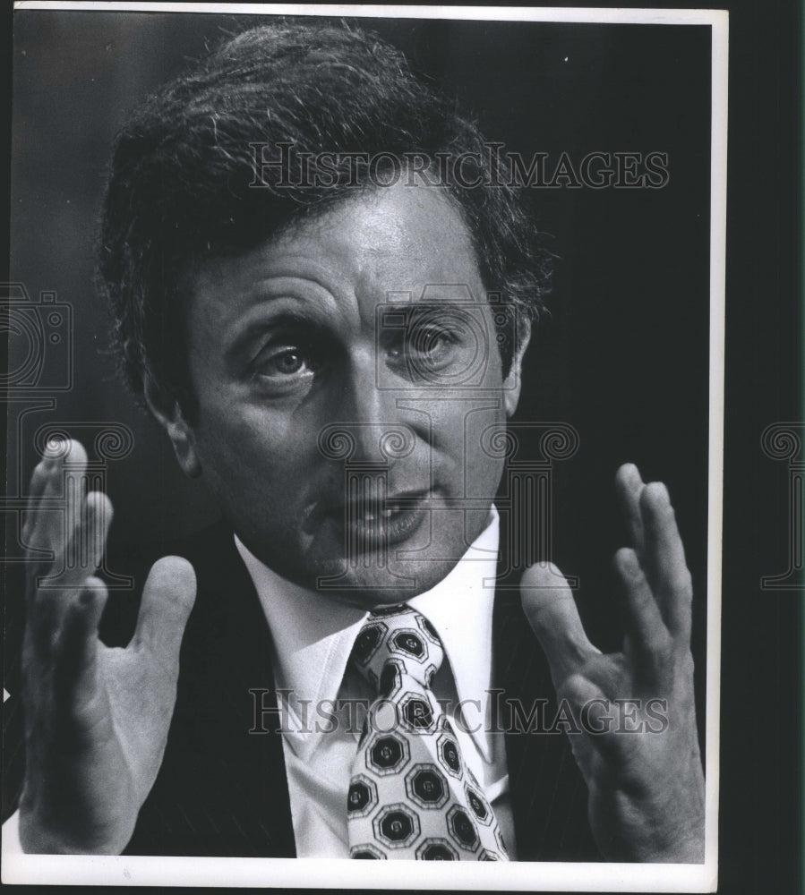 1977 Press Photo Sander Levin giving a speech