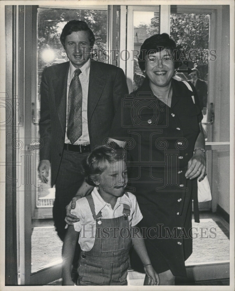 1974 Press Photo Sander Martin Levinwith wife and son