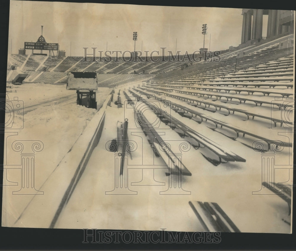 1964 Press Photo Snow Soldier Field Prep Bowl Clock