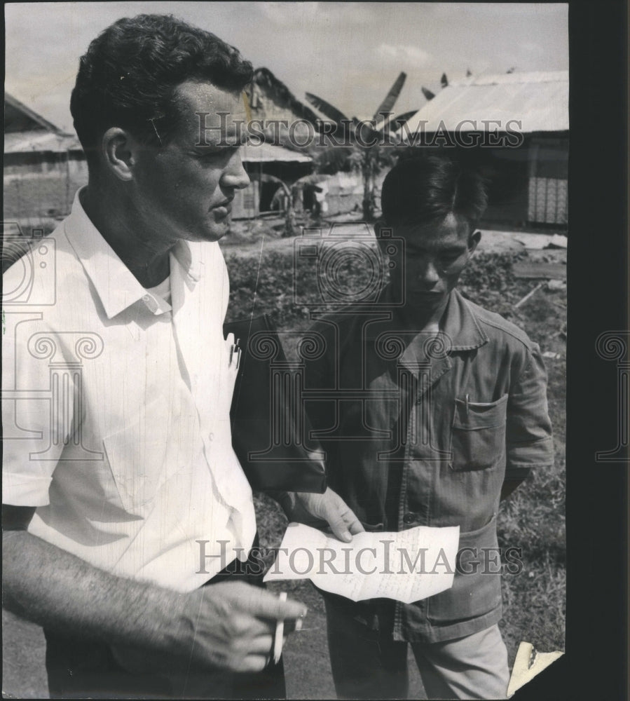 1967 Press Photo Aid Agent Phil Carolin Vietman s Binh