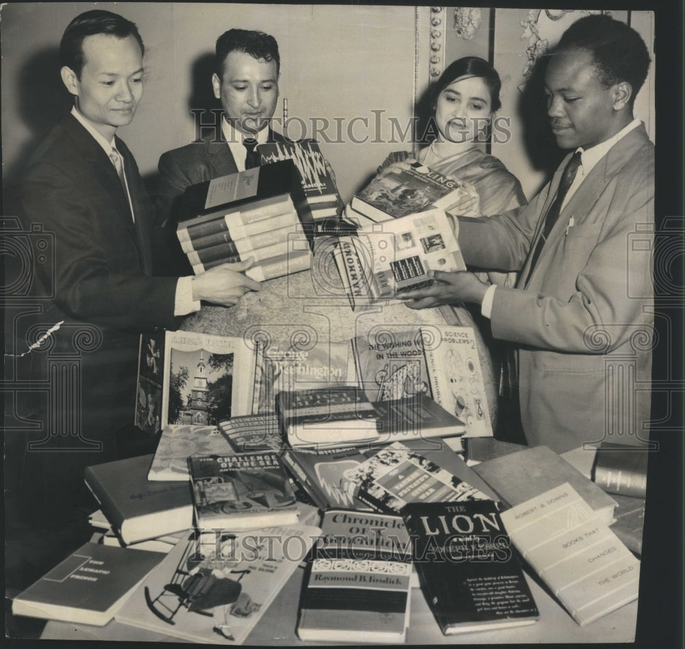 1961 Press Photo Books Chicago People Students