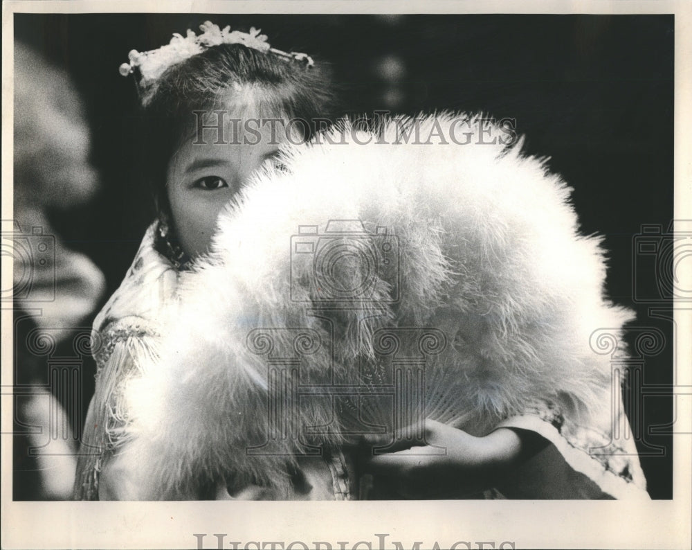 1981 Press Photo Chinese Folk Dancer Fans Dance