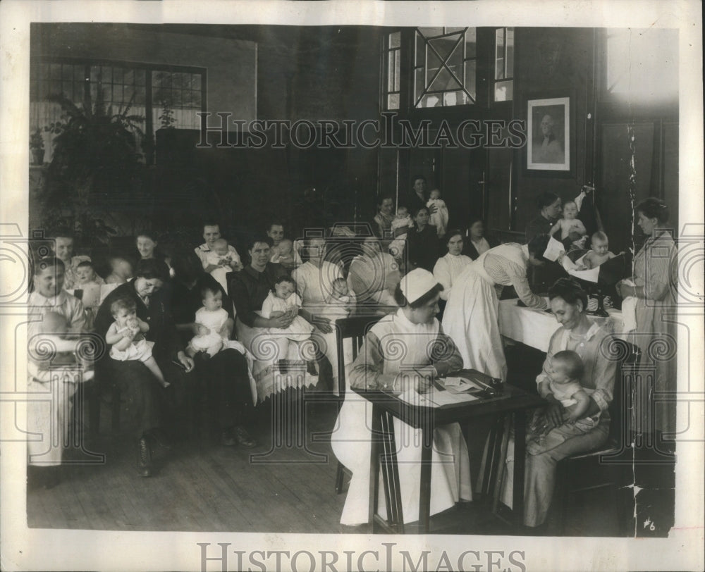 1950 Press Photo Society Nuurse Children Limit Work One