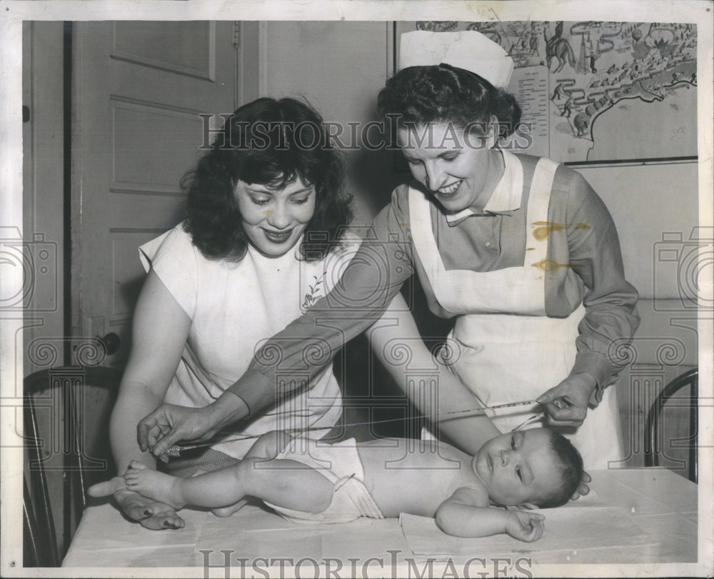 1947 Press Photo Nurse measure 4 month old baby