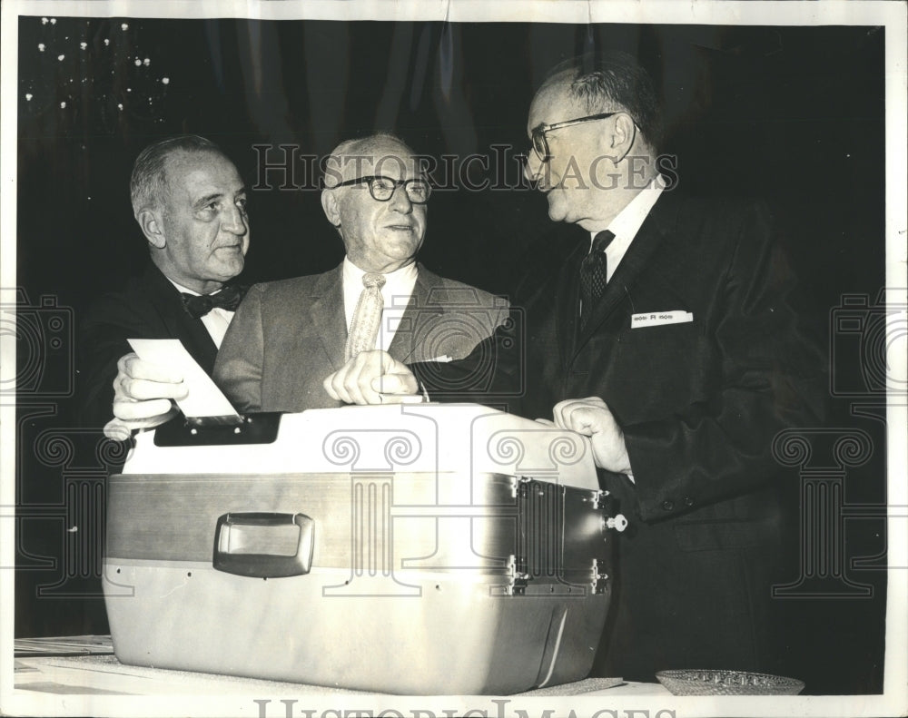 1964 Press Photo Sen Daniel Dougherty Election Machine