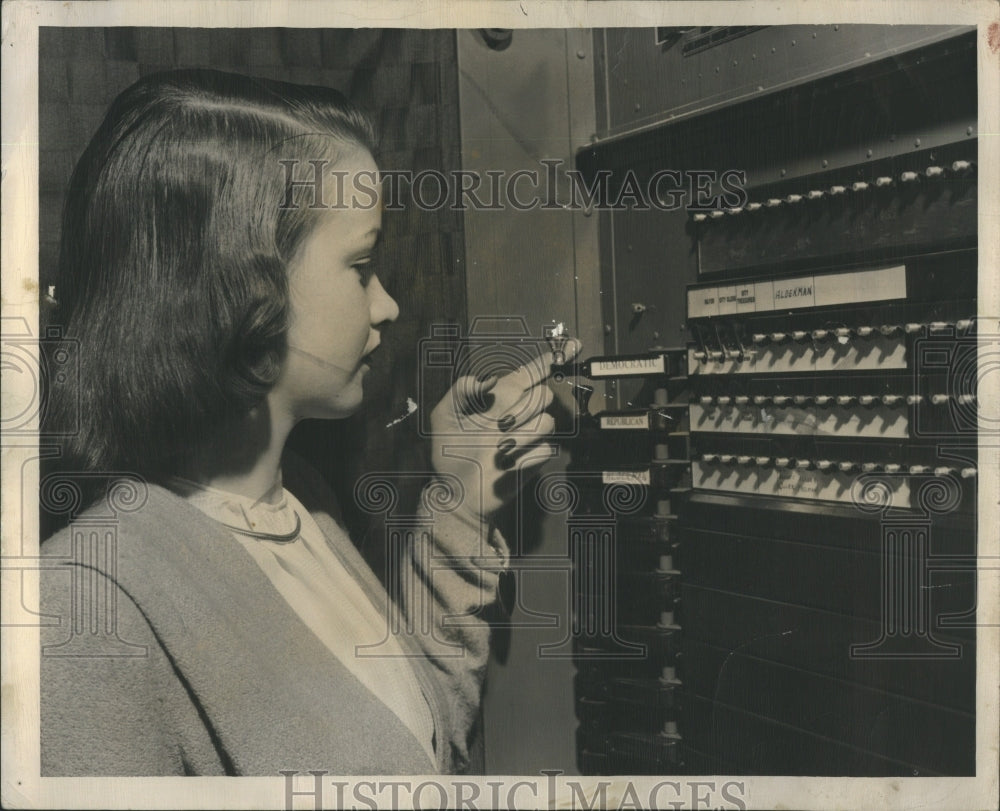 1947 Press Photo Voting Machine Election Result Firm