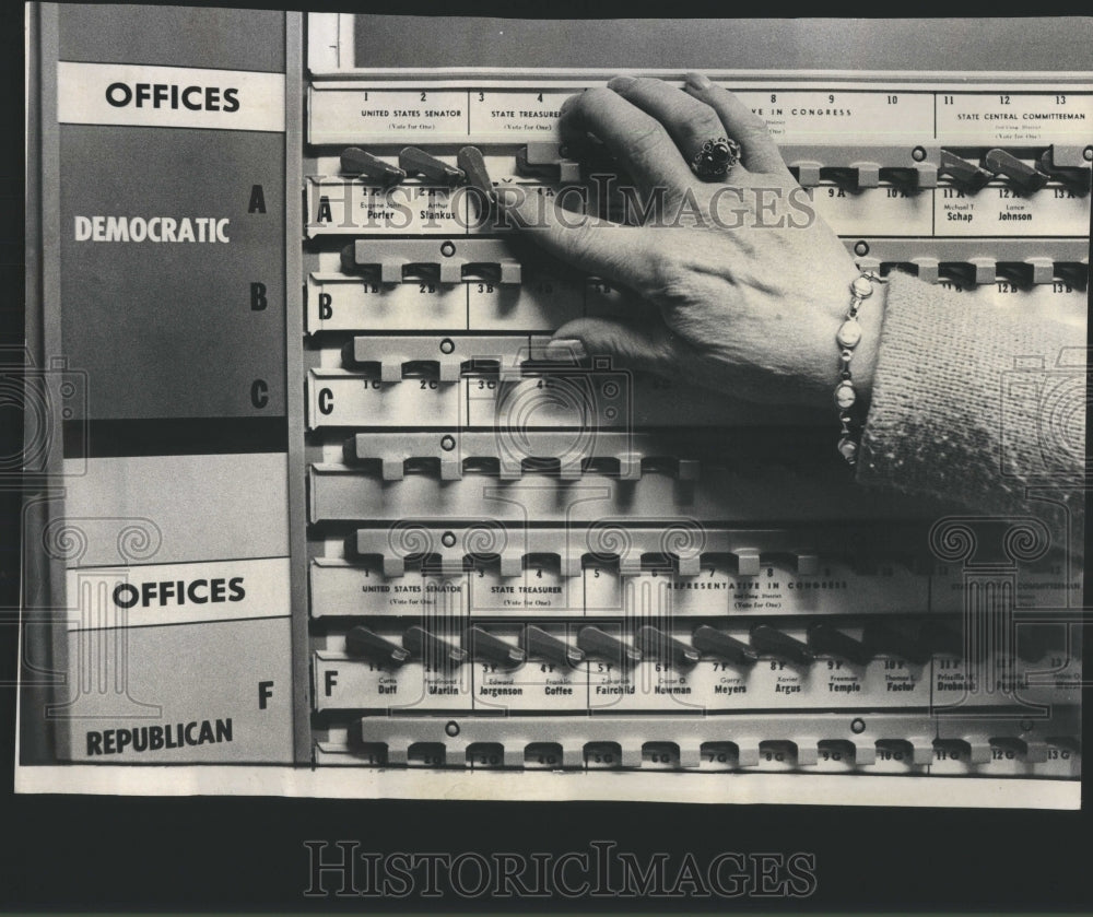 1974 Press Photo Voting Machines