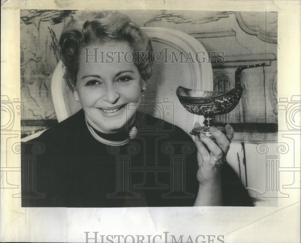 1959 Press Photo Roslyn Rosier Antique Vodka Dealer