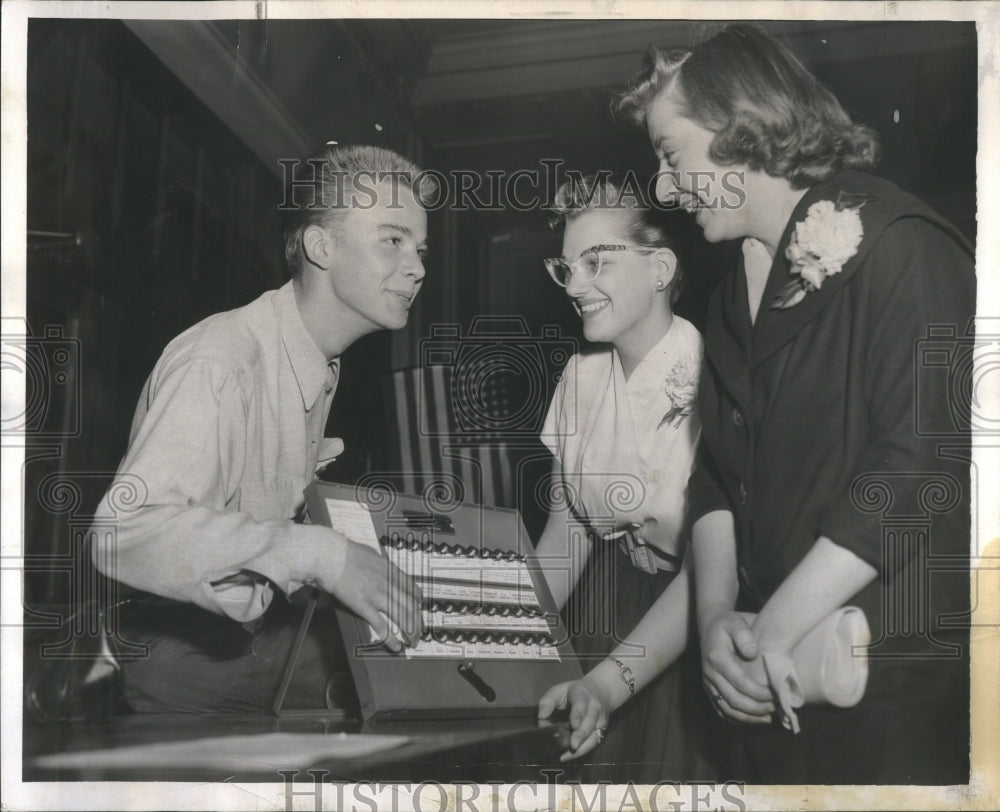 1955 Press Photo High School Children Voting Machine