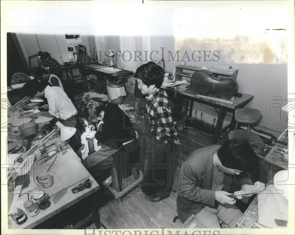 1986 Press Photo Lee instructs pupils repairing Violin