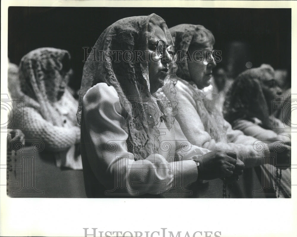 1983 Press Photo Quigley Seminar South Worshiper Peace