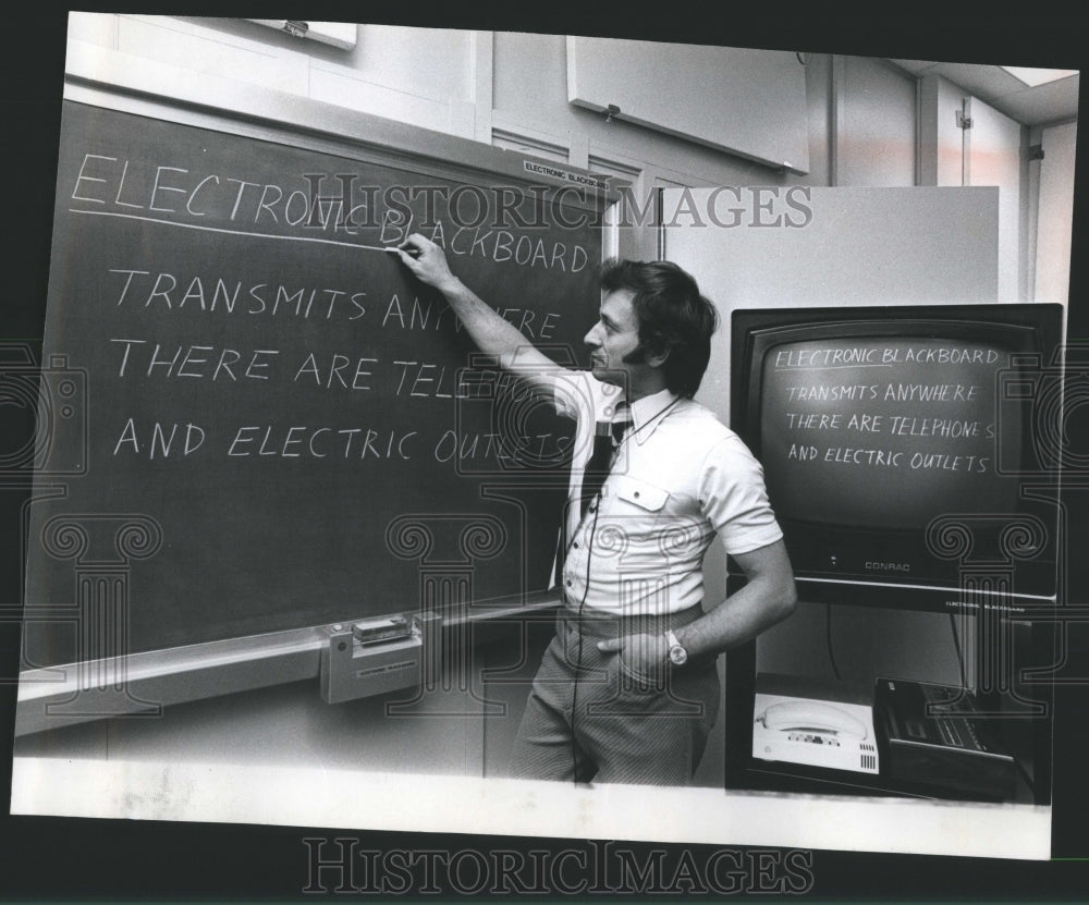 1977 Press Photo Video Display Terminal Demostration