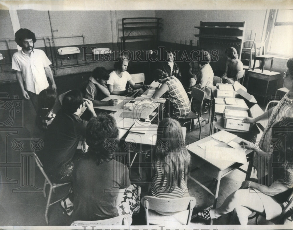 1971 Press Photo Voter Registration Election